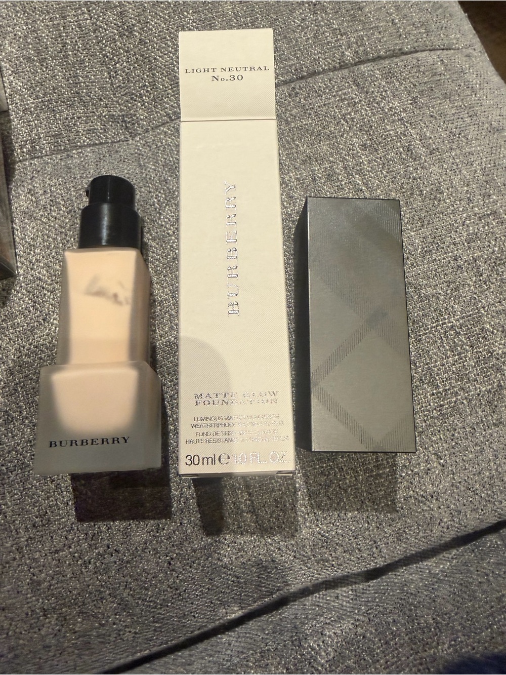 Burberry Matte & Glow Foundation Light Neutral - Beige Tone